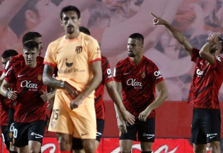 Muriqi (dcha.) celebra su gol y Savic (fuera de foco) no lo puede creer. Foto: AFP
