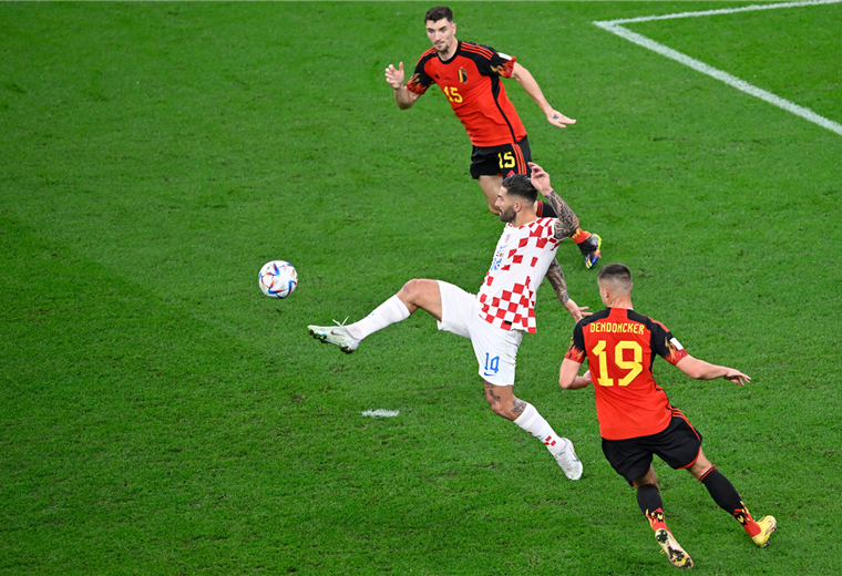 El croata Livaja (14) intenta dominar el balón ante la marca de dos rivales. Foto. AFP