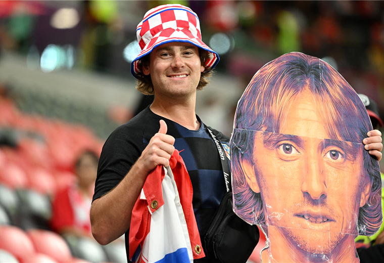 Un fanático de Modric sostiene la imagen del capitán croata en el Ahmad bin Ali. Foto. AFP