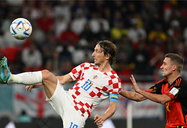 Modric domina el balón ante la marca de un rival. Foto. AFP 