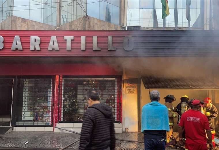 El centro comercial Batarillo sufrío daños materiales por el incendio.