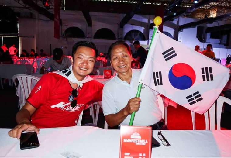 Aficionados llegaron con banderas para apoyar a Corea