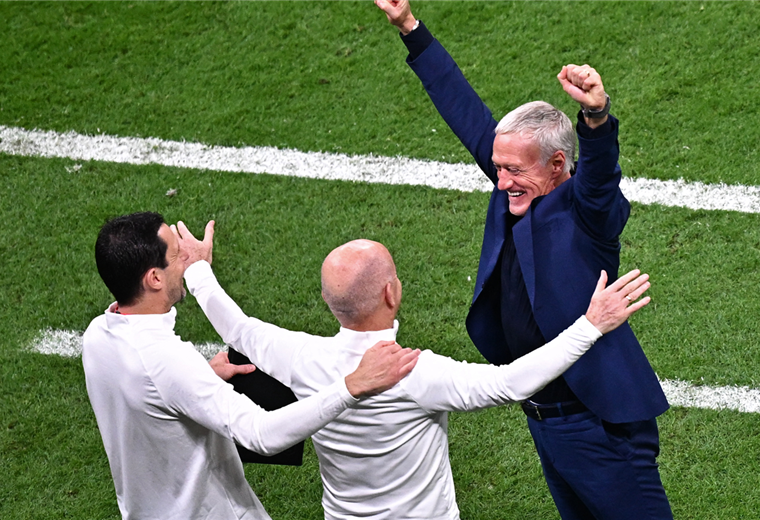  Deschamps, celebró con los brazos en alto tras ganar a Marruecos. Foto. AFP
