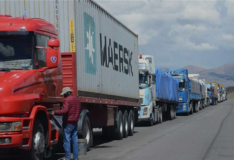 Camiones detenidos en la carretera I referencial.