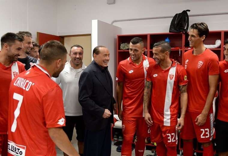 Silvio Berlusconi, en el vestuario de los jugadores del Monza.
