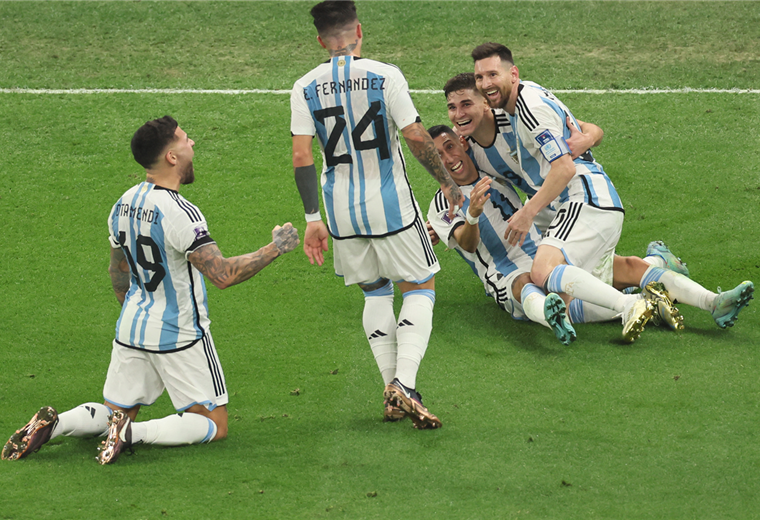 Jugadores argentinos celebran tras marcar ante Francia. Foto. AFP