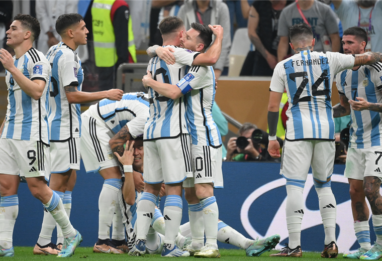 Los jugadores de Argentina celebran tras marcar ante Francia. Foto. AFP
