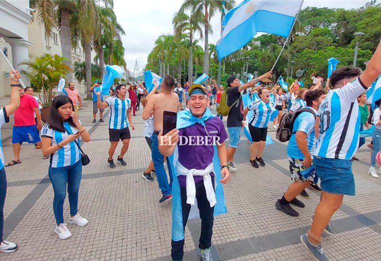 Argentinos celebraron en la plaza 24 de Septiembre. Foto. Juan Carlos Torrejón 