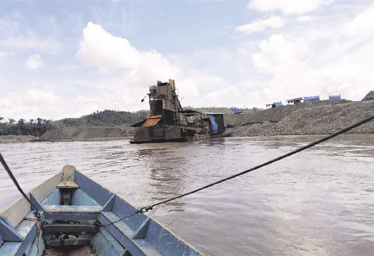 Las dragas chinas y colombianas ingresan al río Tuichi
