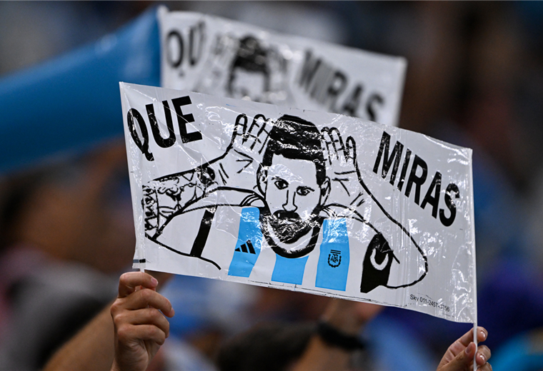 Miles de seguidores de Messi alientan a la ‘Pulga’ en Lusail. Foto. AFP 