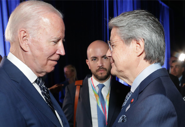 Joe Biden, presidente de EEEUU y Guillermo Lasso, de Ecuador se saludan. Foto. Internet 