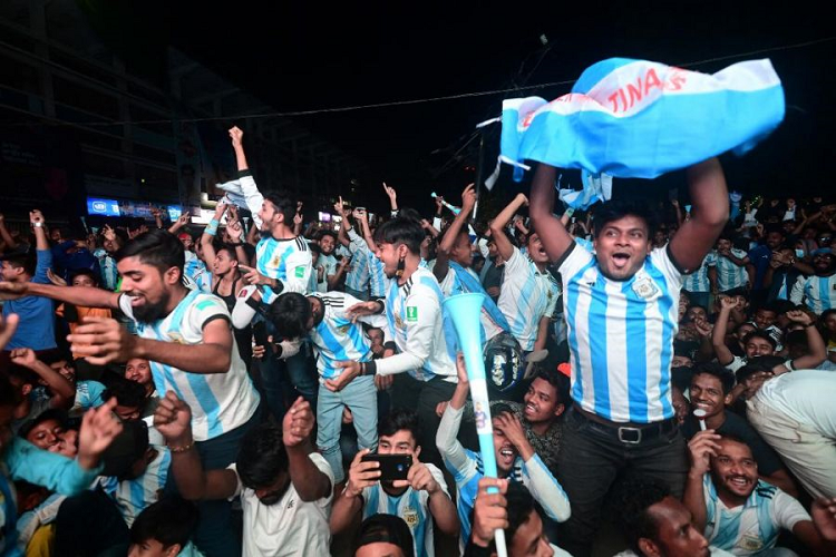 Bangladesíes festejando la victoria de Argentina. AFP