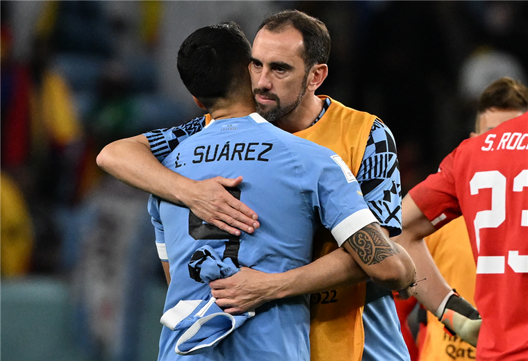 Godín se abraza con Suárez tras ser eliminados de Qatar. Foto. AFP
