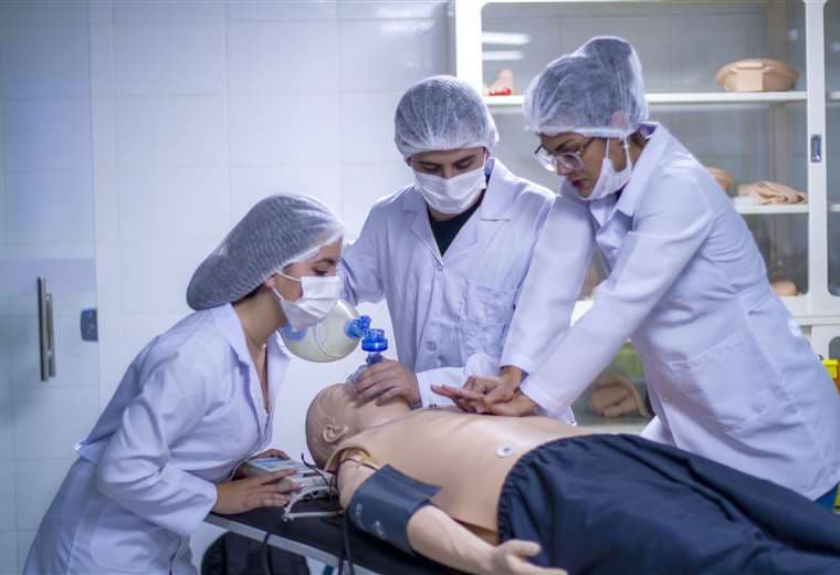 Estudiantes de medicina realizan prácticas con un simulador