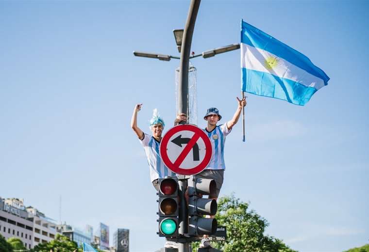 Hinchas trepados a un semáforo en los festejos de Argentina. Twitter