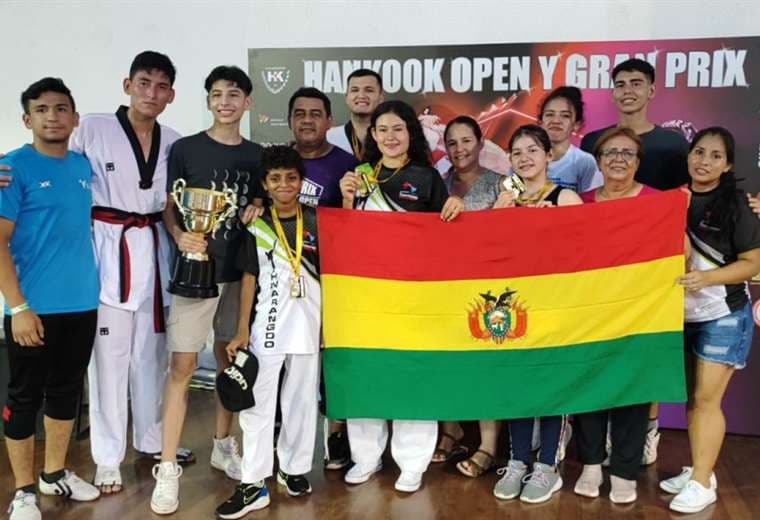 Los taekwondistas bolivianos con sus premios. Foto: Margaret Lara