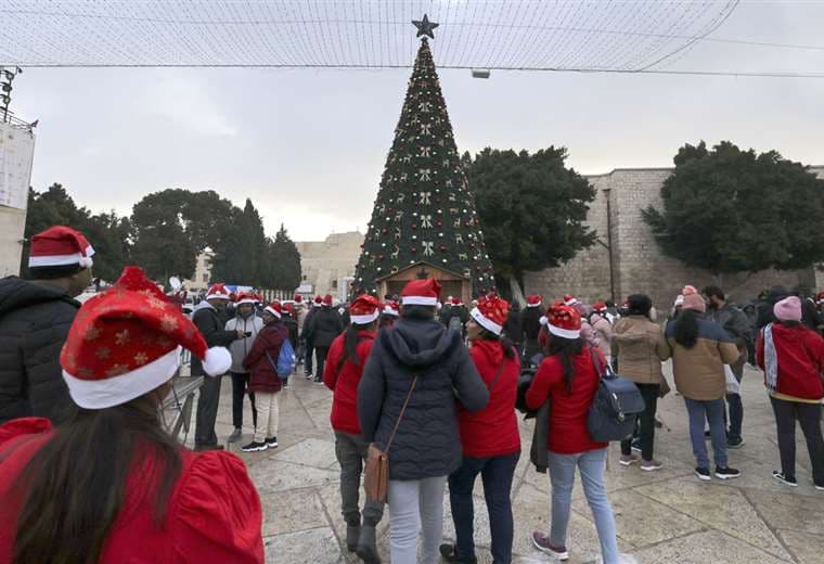 Turistas visitan la iglesia de la Natividad en la ciudad bíblica de Belén. Foto. AFP