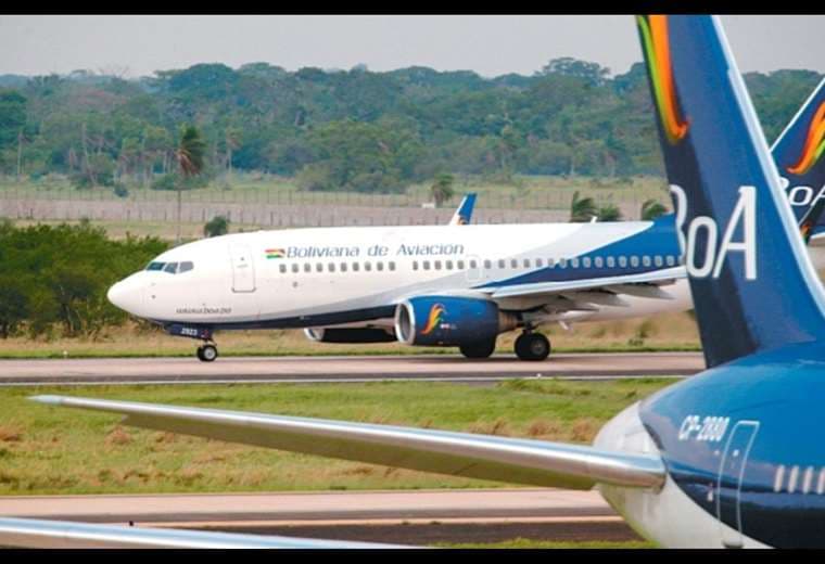 La aerolínea estatal es muy criticada por la demora en sus vuelos/Foto: EL DEBER