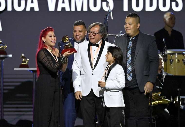 Vladimir y su familia en el escenario de los Grammy Latinos