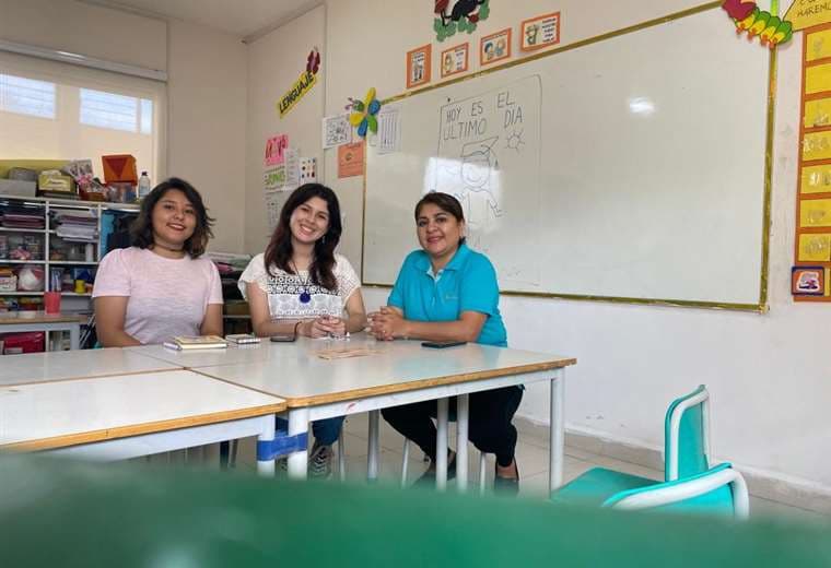 La profesora Heidi González Torrico conversa con Julia Pereyra y Laura Espinoza