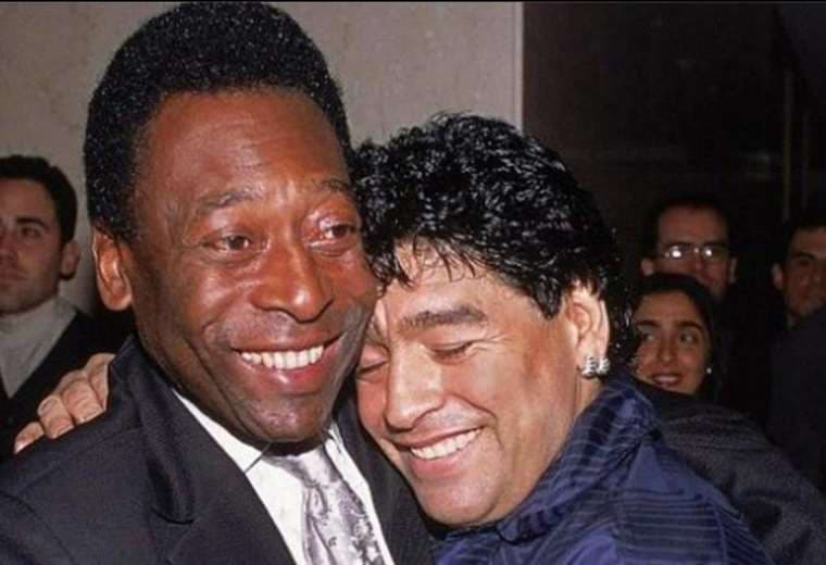 Pelé y Maradona en un abrazo que se repite desde el cielo.