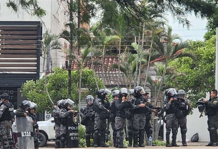 Policías resguardan el Palacio de Justicia de Santa Cruz