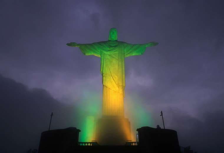 Cristo Redentor de Brasil con los colores de la bandera brasileña.