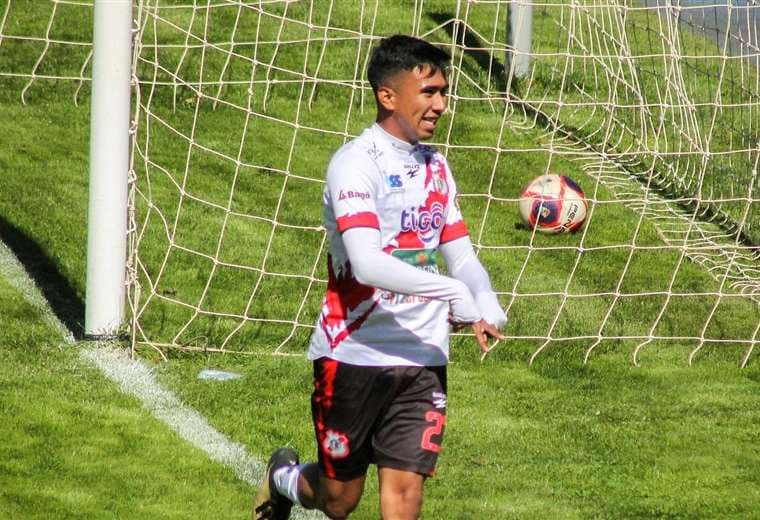 Mario Barbery festejando un gol con la camiseta de Nacional Potosí.