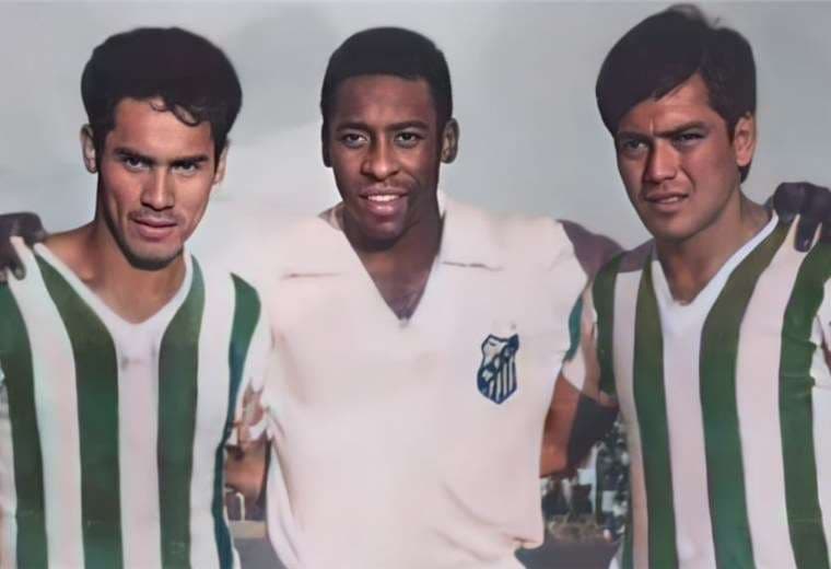 Pelé junto a dos jugadores de Oriente Petrolero.