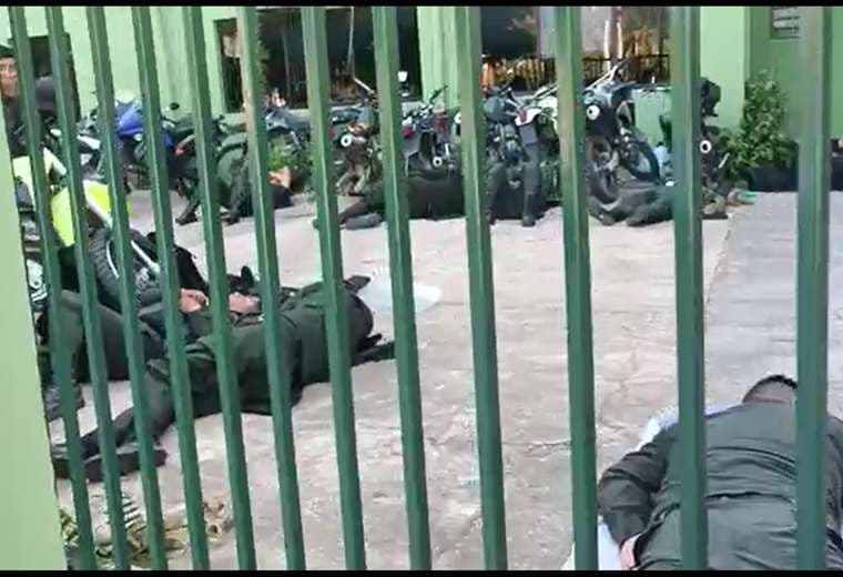 Los Policías duermen en el piso (captura de video)