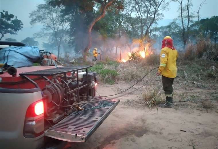 Brigadas de emergencia combaten los incendios 