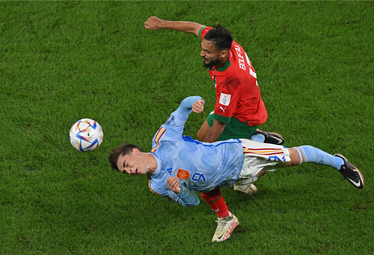 El español Gavi, desde el piso lucha por el balón con el marroquí Boufal. Foto. AFP