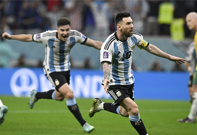 Messi y Julián Álvarez celebran tras anotar ante Australia. Foto. AFP