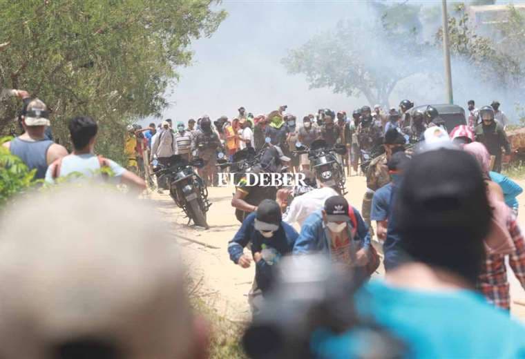 Enfrentamiento entre vecinos y loteadores/Foto: EL DEBER