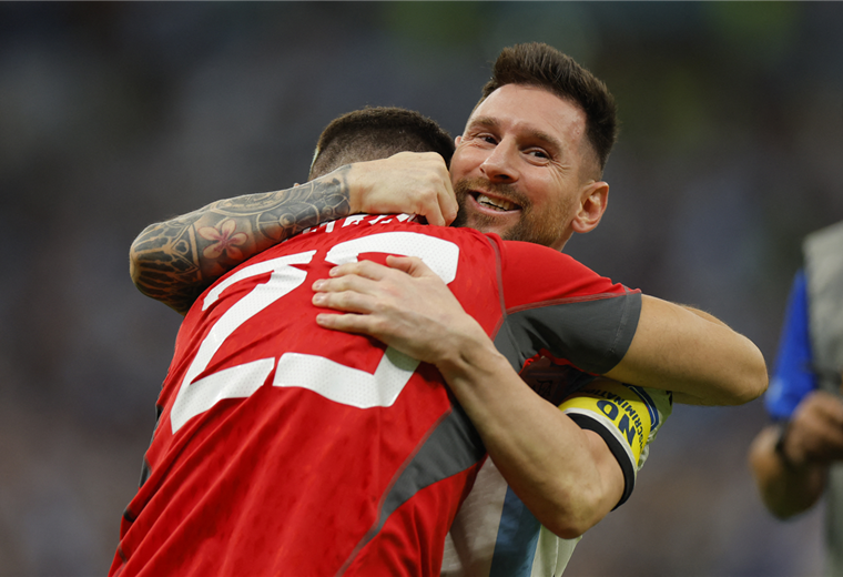 Messi abraza a Dibu Martínez, tras eliminar a Países Bajos. Foto. AFP