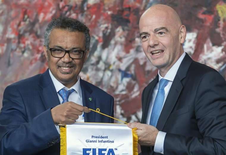 Tedros Adhanom (izq.), de la OMS, y Gianni Infantino, de la FIFA. Foto: Internet