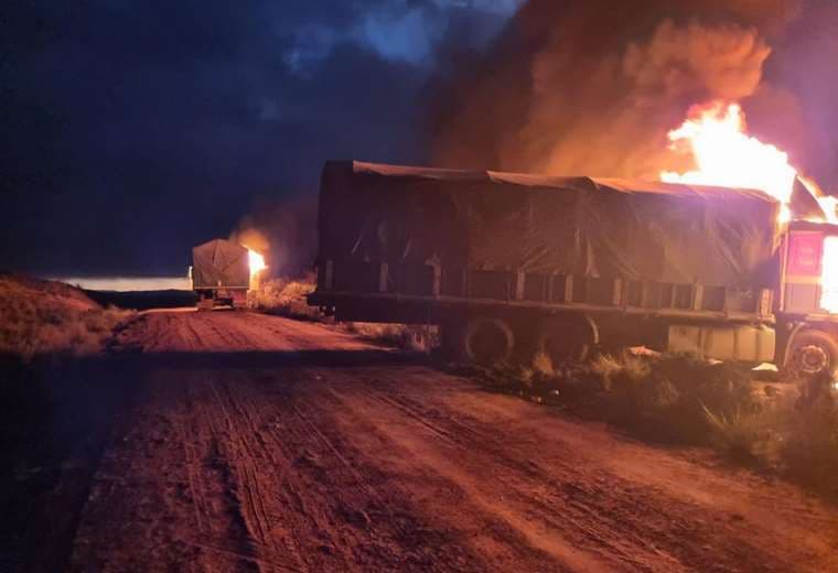 Tres camiones con mercadería ilegal fueron incinerados /Foto AN