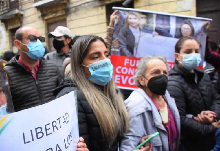 Amago de enfrentamientos entre los que apoyan y cuestionan a Jeanine Áñez en La Paz