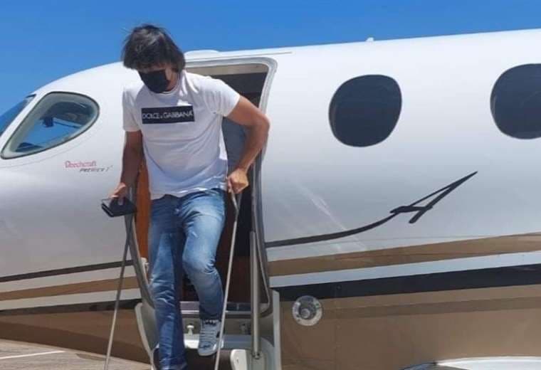 Marcelo Martins baja del avión que lo transportó a Asunción. Foto: Internet