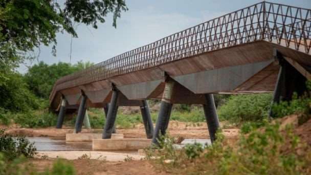 El puente de metal que construyeron los menonitas sobre el río Parapetí