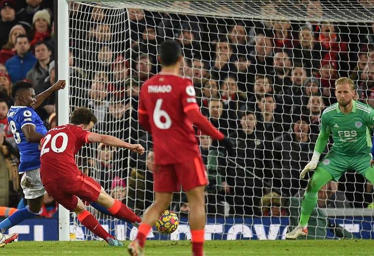 El remate delportugués Diogo Jota, que hizo dos goles para Liverpool. Foto: AFP