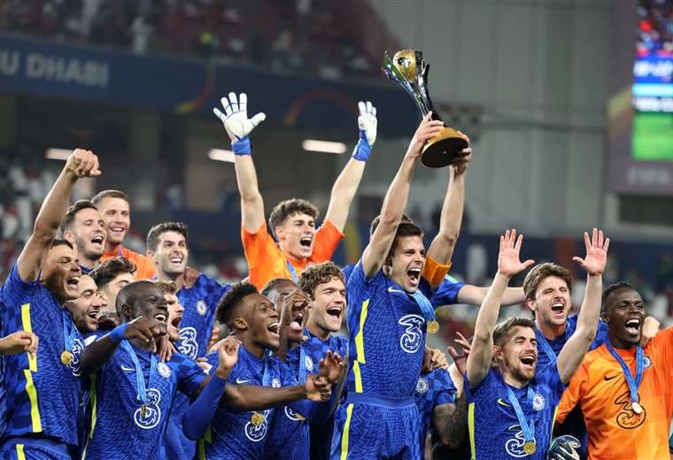 Celebran los jugadores del Chelsea con el trofeo del Mundial de Clubes. Foto. AFP