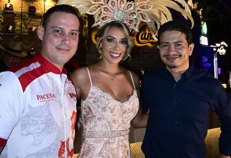 La reina del Carnaval, Dayana Molina, escoltada por Rafael López e Irving Osinaga