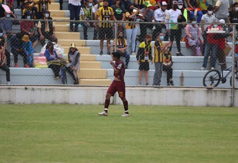 Festeja Chura su gol con la hinchada atigrada. Foto: APG
