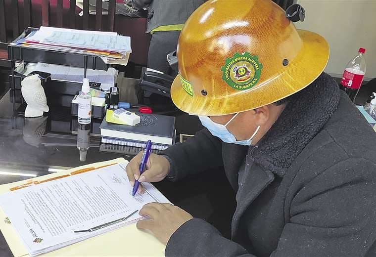 Gobierno entrega 174 volquetas a cooperativas mineras