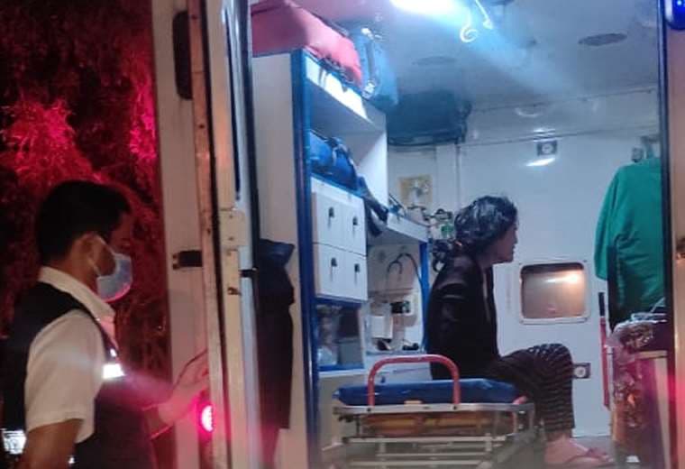 Jhoselyn Pemintel fue trasladada en ambulancia hasta el hospital Los Pocitos