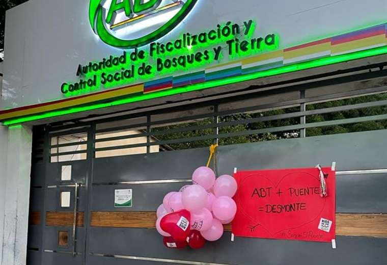 Ríos de Pie protestó con globos y carteles por construcción de puente/Foto: Ríos de Pie