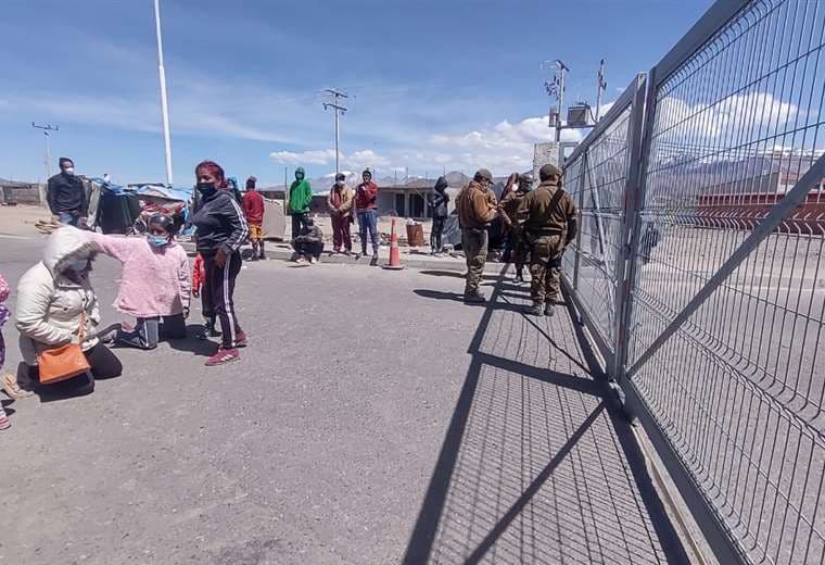 Migrantes venezolanos de rodillas en la frontera Chile-Bolivia
