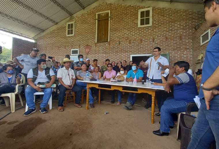 Reunión de autoridades en la comunidad Valle Verde/Foto Limbert Cambará