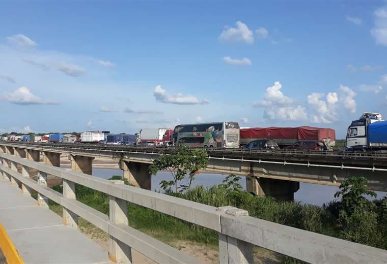 Camiones varados en el puente de Yapacaní/ Foto: Soledad Prado